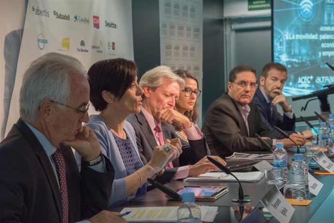 Ester Manzano (Altran) intervé durant el debat entorn l'informe