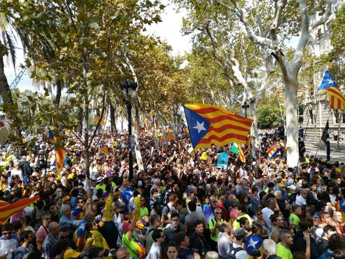 Mobilització sobiranista davant la seu del TSJC.
