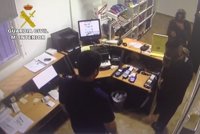 La Guardia Civil detiene a dos atracadores por el asalto con un cuchillo de gasolineras en Granada y Jaén