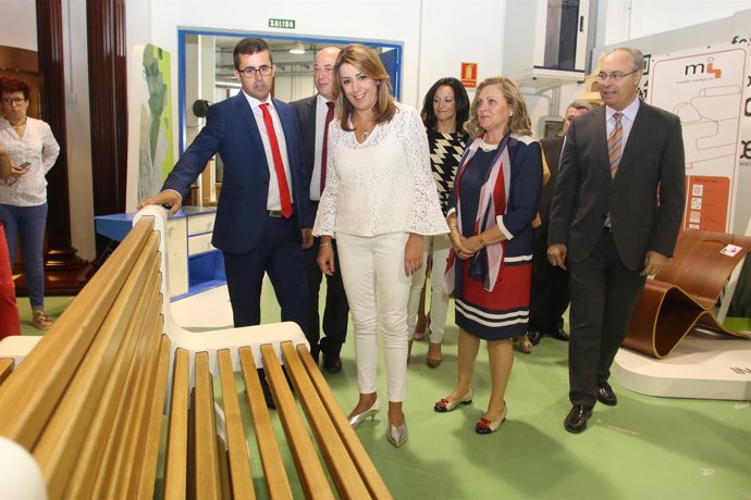 Susana Díaz (centro) en la Escuela de la Madera de Encinas Reales