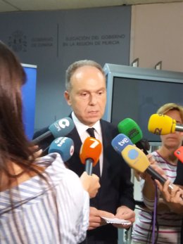 El presidente de Adif, Juan Bravo, en el contacto con los medios