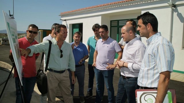 El delegado de Medio Ambiente atiende las explicaciones sobre el proyecto