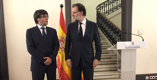 El presidente del Gobierno, Mariano Rajoy, y el del Govern, Carles Puigdemont