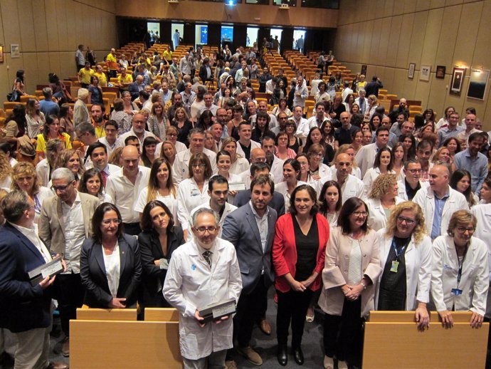 La alcaldesa de Barcelona Ada Colau con el conseller de Salud                  