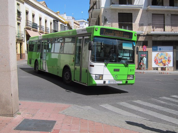 Un autobús de la línea 7 de Aucorsa a su entrada en Capitulares