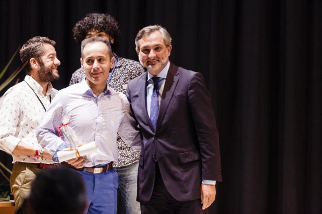 El diputado Ángel Escobar ha sido el encargado de entregar distinciones.