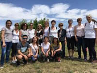 Personas con discapacidad de Aspace recogen fruta en la finca de prácticas e investigación agrícola de la UPNA