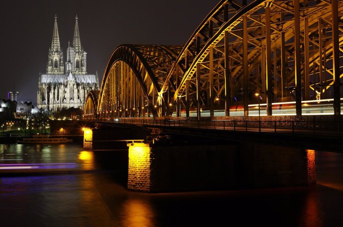 El puente Hohenzollern en Colonia, Alemania