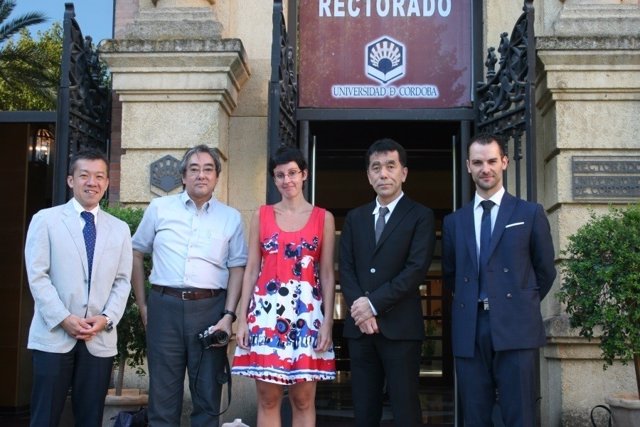 Magaldi (centro), con representantes de las universidades japonesas