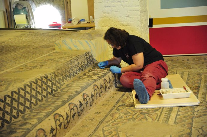 El Museo de Teruel restaura un gran mosaico romano.