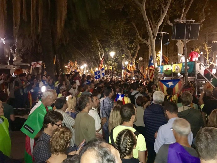 Concentración ante el TSJC por el 1-O durante la noche