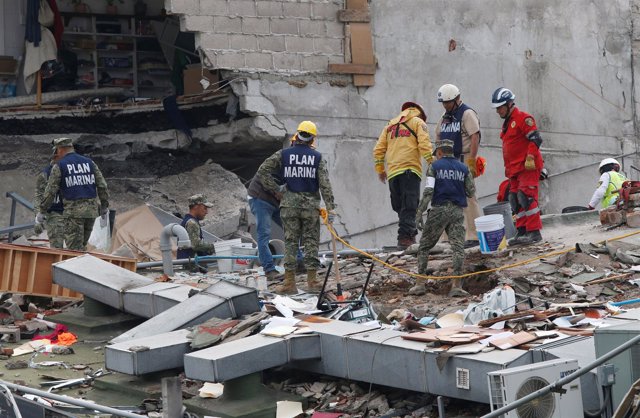 Trabajos de rescate en edificio destruido por el terremoto en Ciudad de México