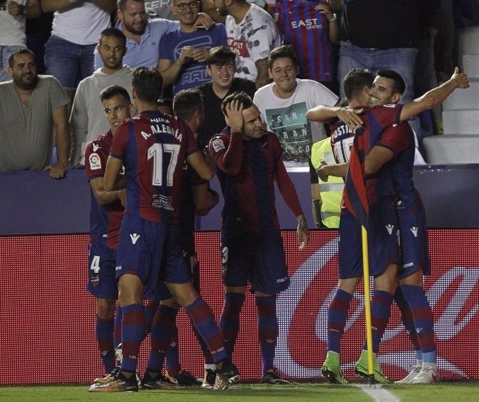 Los jugadores del Levante celebran con Chema el 1-0