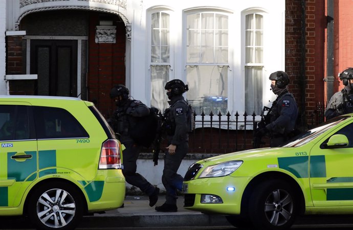 Policías cerca de la estación de metro de de Parsons Green en Londres