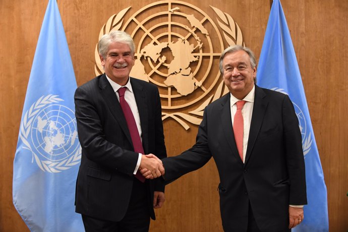 U.N. Secretary-General Antonio Guterres (R) shakes hands with Spanish Minister o