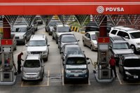 Venezolanos enfrentan largas filas para poner gasolina por el retraso de pago combustibles importados