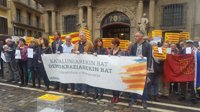 EH Bildu se concentra en Pamplona para "denunciar" la "actitud represiva" del Gobierno central con Cataluña