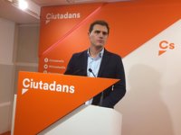 Albert Rivera ve crisis de Estado y lo atribuye a que Puigdemont "se salta las leyes"