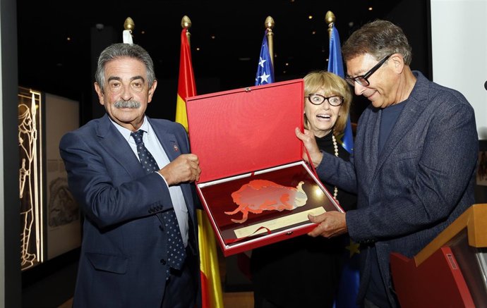Entrega de la réplica de la placa en su honor que se colocará en La Garma