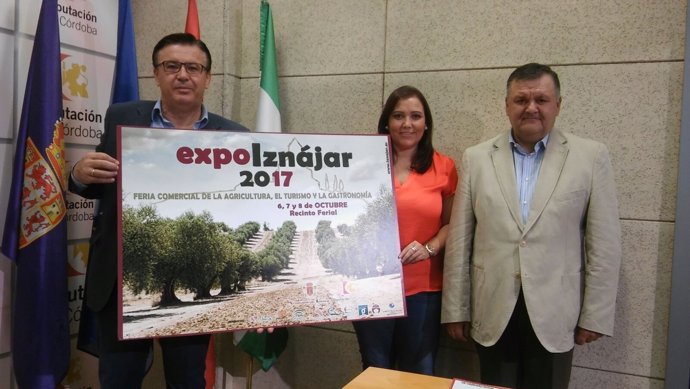 Carrillo, entre Zurera (dcha.) y Ruiz, en la presentación de Expoiznájar