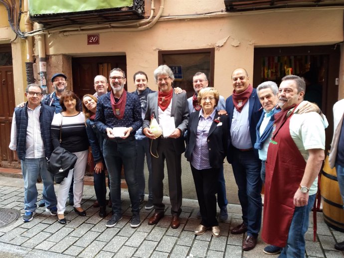 Representantes del Partido Riojano con el premiado