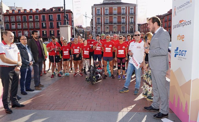 El alcalde de Valladolid, en la salida de una carrera en la Plaza Mayor