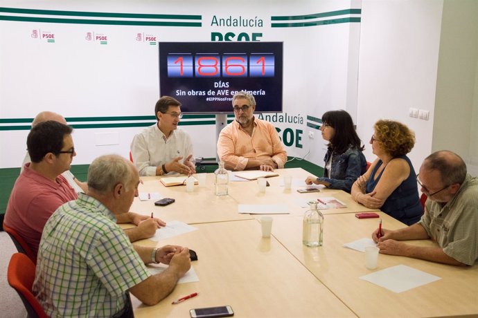 Sánchel Teruel con representantes de la Mesa del Ferrocarril