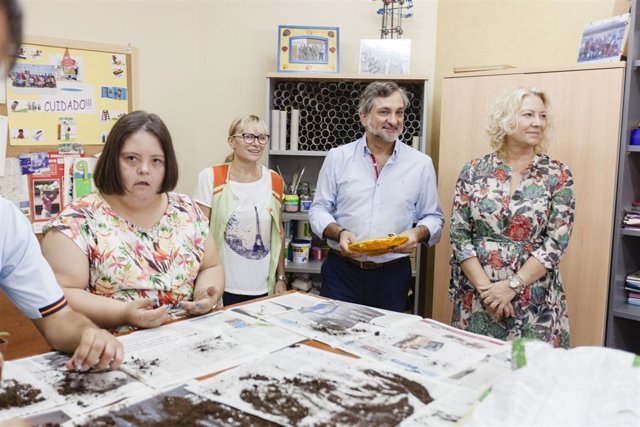 El diputado Ángel Escobar en uno de los talleres ocupacionales de la asociación.