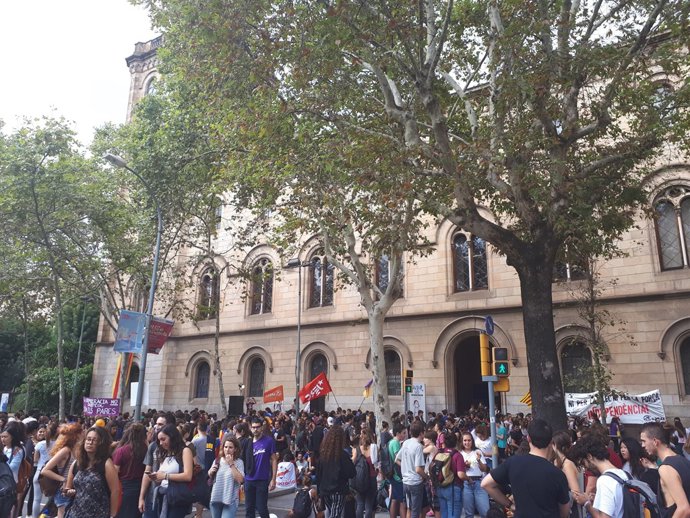 Protesta d'estudiants en la UB