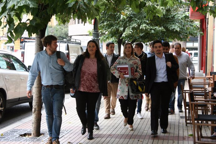 Representantes de la candidatura 'La izquieda en marcha' entregan los avales.