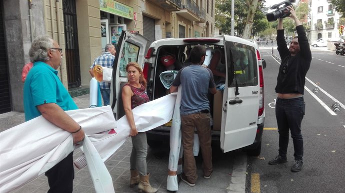 Membres de l'ANC retiren material electoral de la seva seu
