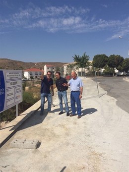 El diputado Óscar Liria en su visita a las obras en la travesía de Taberno.