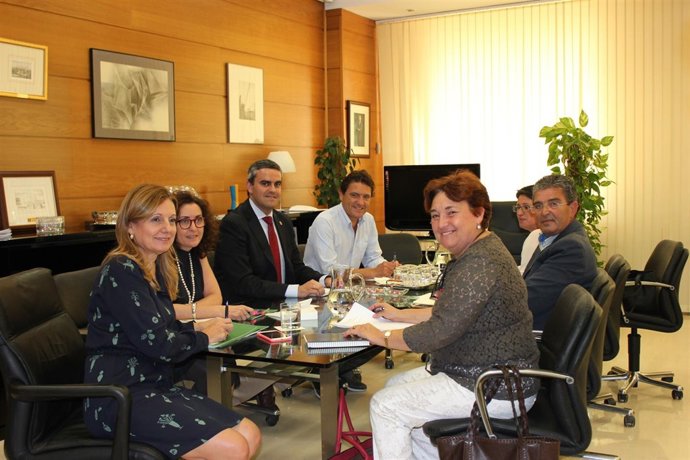 Consejera de Salud y alcalde de Vejer reunidos por el HARE