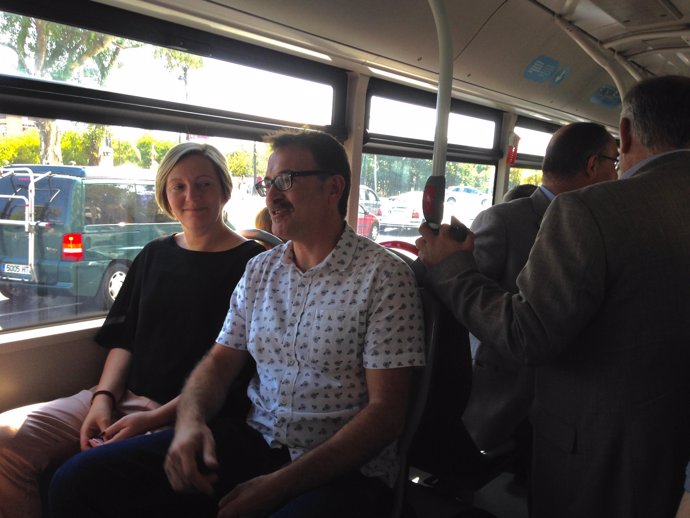 María José Salvador i Giuseppe Grezzi, en un bus de l'EMT pel Dia Sense Cotxe