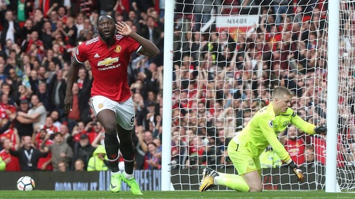 Romelu Lukaku marca con el Manchester United