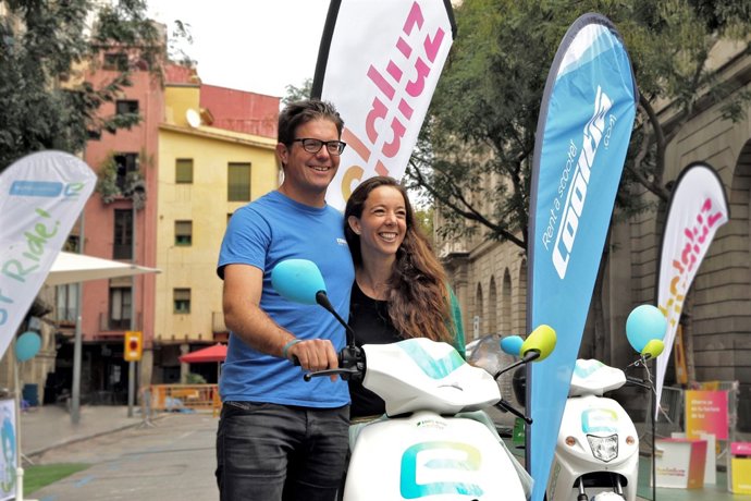 Timo Buetefisch, CEO de Cooltra, y Carlota Pi, cofundadora de Holaluz
