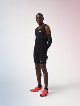 Kipchoge con la zapatilla de Nike para el récord del mundo
