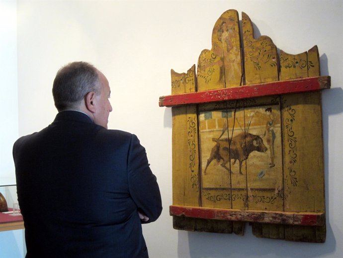 Un visitante de la exposición 'Taurografías' en La Salina de Salamanca