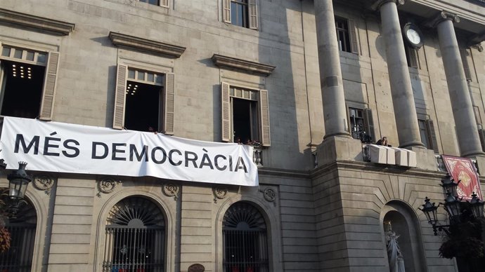 Pancarta en el Ayuntamiento de Barcelona