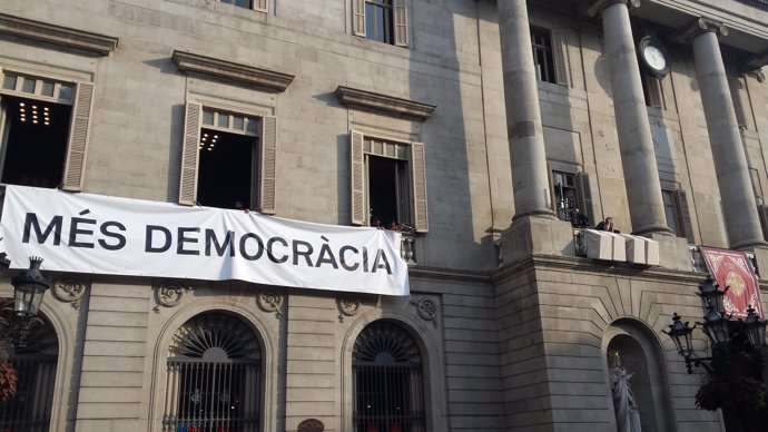 Pancarta a l'Ajuntament de Barcelona