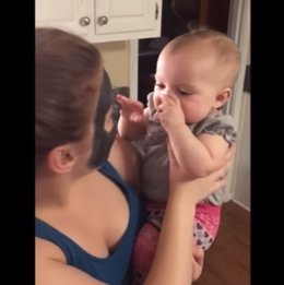 La reacción de un bebé al ver a su madre con una máscara facial
