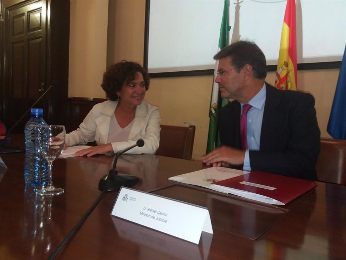 La rectora de Granada, Pilar Aranda, y el ministro de Justicia, Rafael Catalá