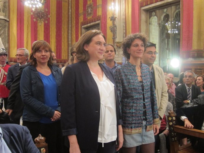Ada Colau, Marina Garcés y concejales municipales en el pregón de la Mercè