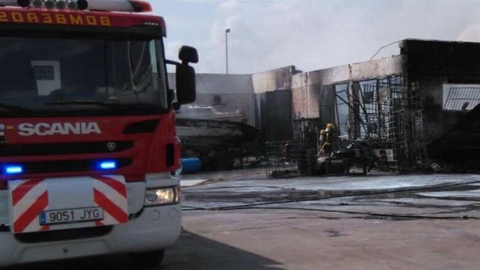 Bomberos extinguen un incendio en los astilleros de Carboneras