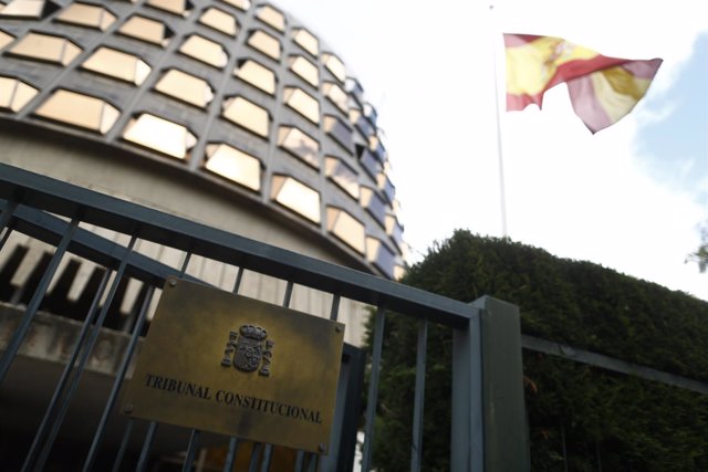 La bandera de España ondea en el Tribunal Constitucional