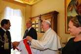 Foto: Kuczynski regala una camiseta de la selección de Perú al papa Francisco antes del partido crucial con Argentina