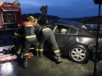Rescatan el cuerpo de un varón del vehículo caído en el embalse de Contreras
