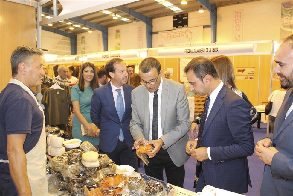 Caraballo inaugura en Aroche Fegar 2017
