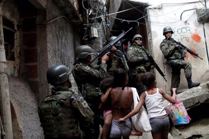 Soldados entran en la favela de Rocinha