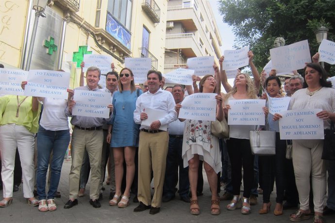 Miguel Moreno (c), arropado por miembros del PP jiennense que lo apoyan.